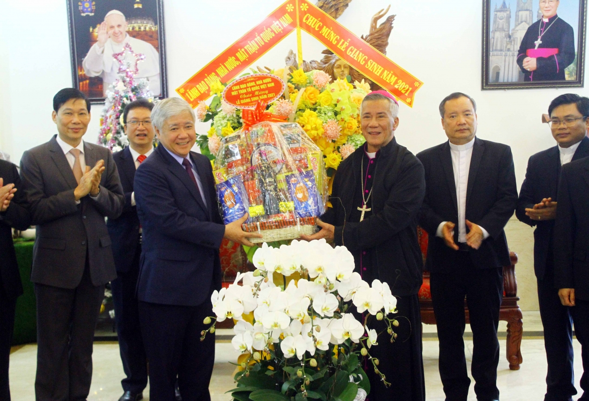 Le Front de la Patrie félicite le diocèse de Vinh à l’occasion de Noël