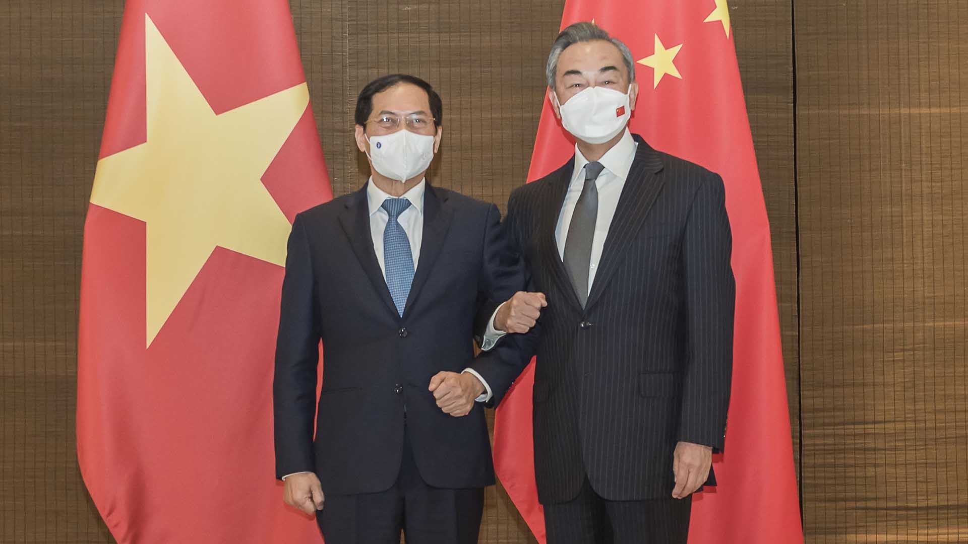 Entretien entre les ministres vietnamien et chinois des Affaires étrangères