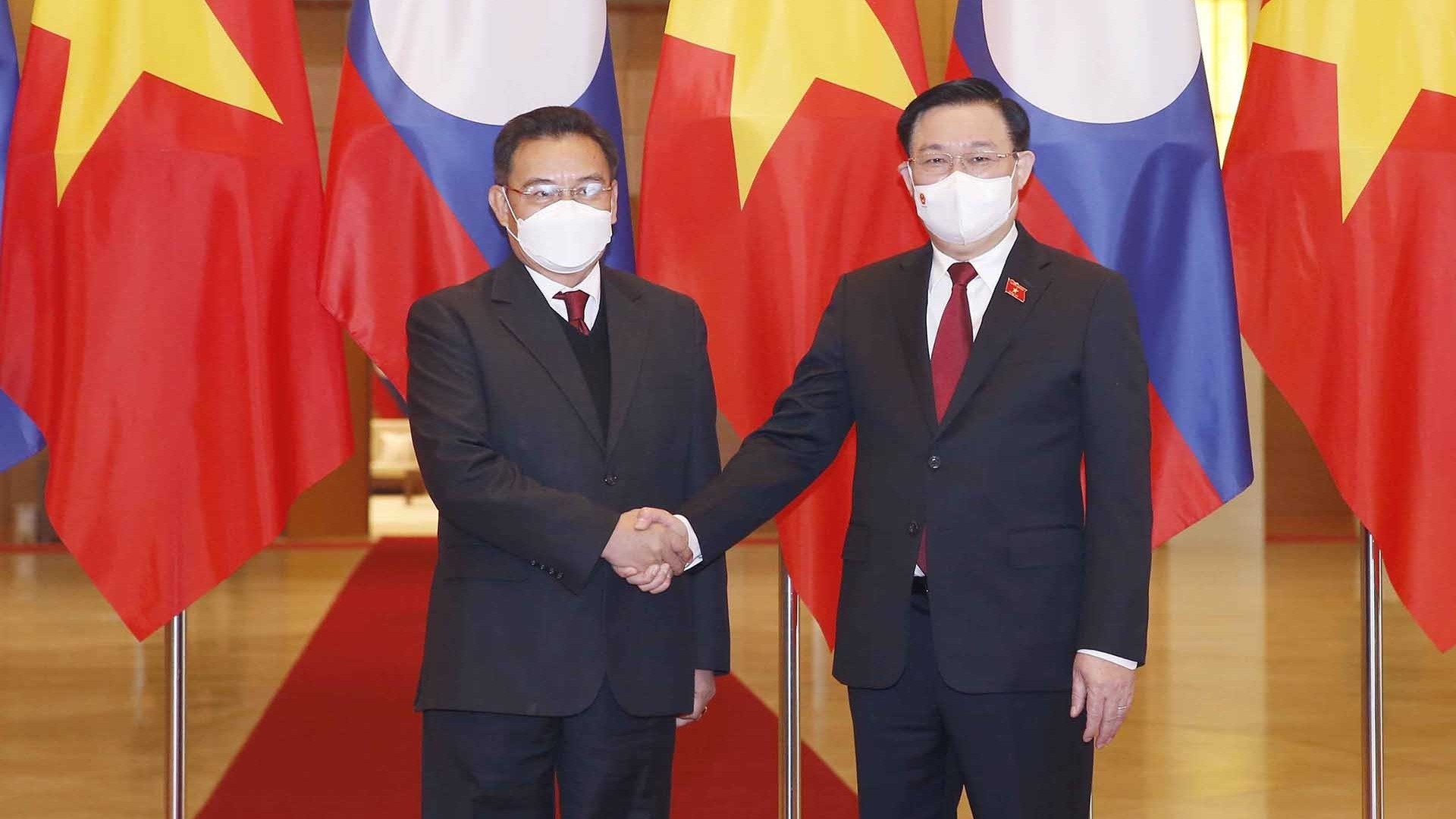 Entretien entre les présidents des Assemblées nationales du Vietnam et du Laos