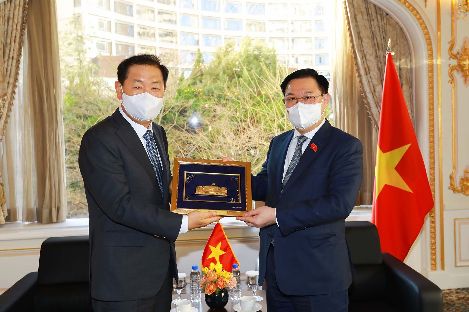 Le président de l AN vietnamienne reçoit des dirigeants d entreprises sud-coréennes