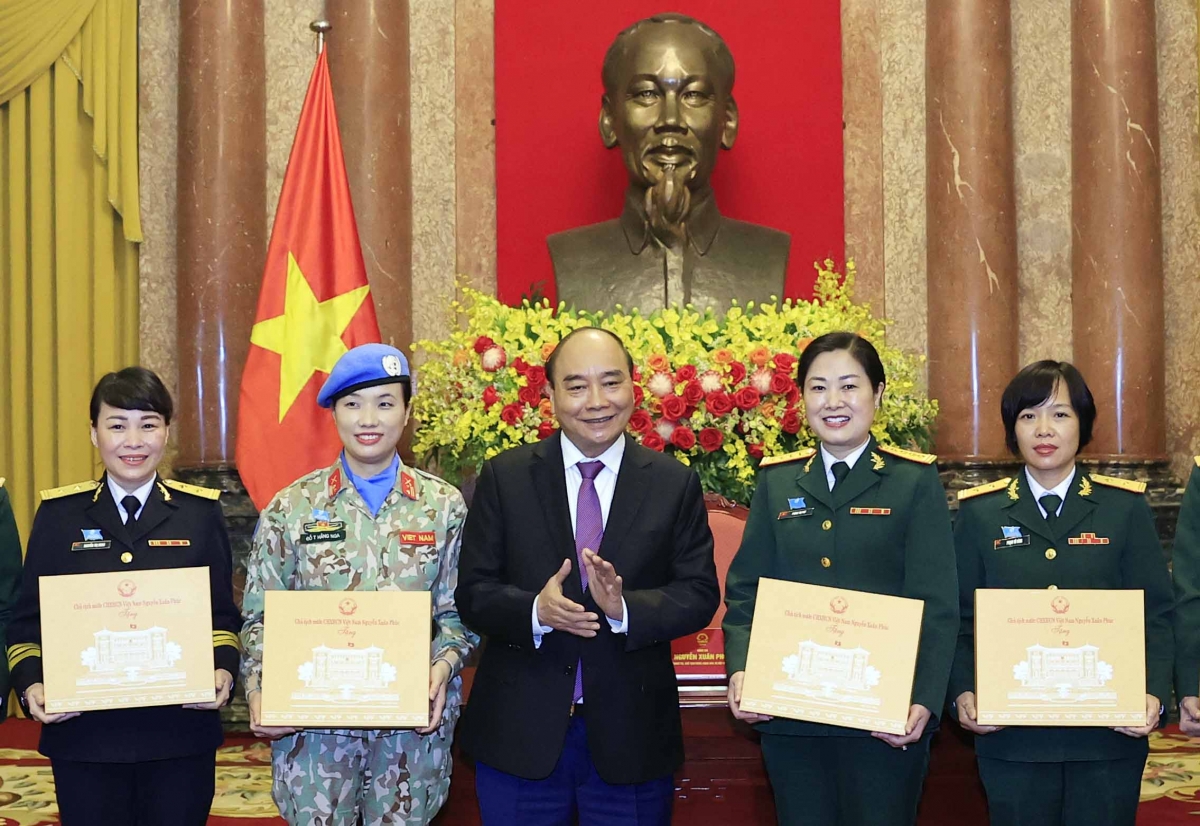 Le président de la République salue les femmes militaires exemplaires