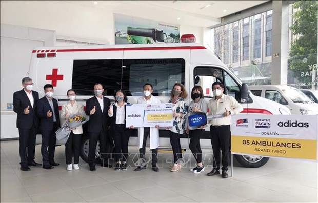 Cinq ambulances offertes à cinq localités pour combattre le Covid-19