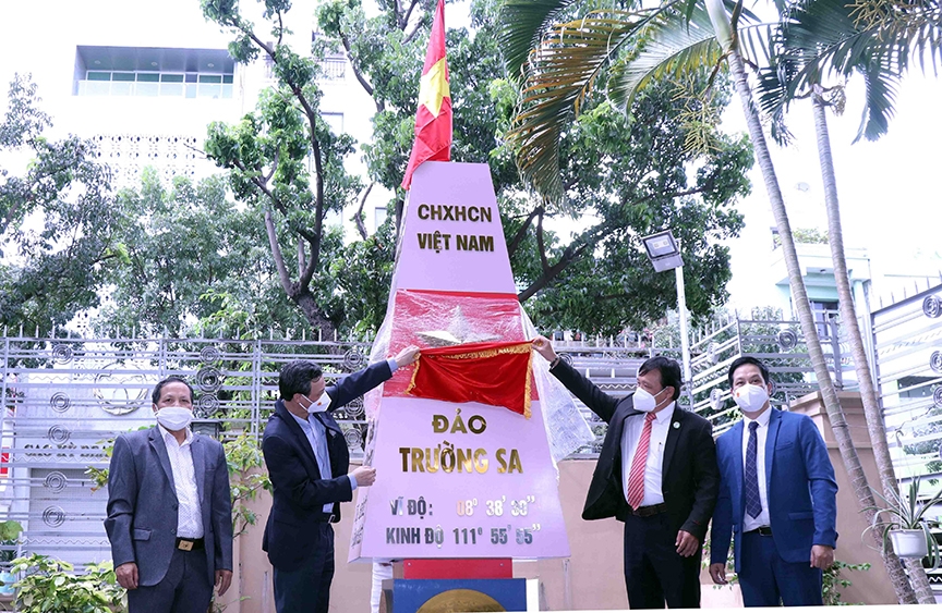 Inauguration d une borne symbolique de souveraineté sur les mers et îles de Truong Sa