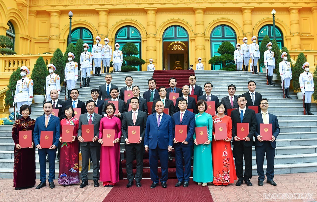 Le président Nguyên Xuân Phuc remet ses décisions de nomination à 26 ambassadeurs