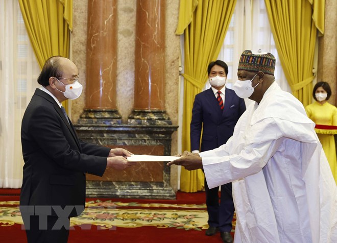 Le président Nguyen Xuan Phuc reçoit les ambassadeurs étrangers