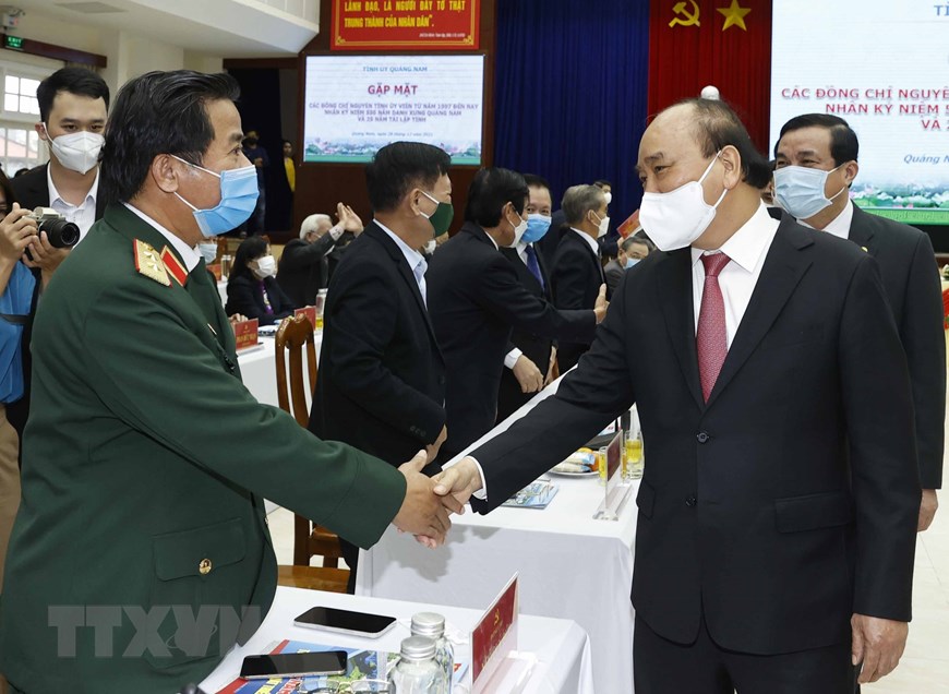 Le président Nguyên Xuân Phuc rencontre d anciens responsables de Quang Nam
