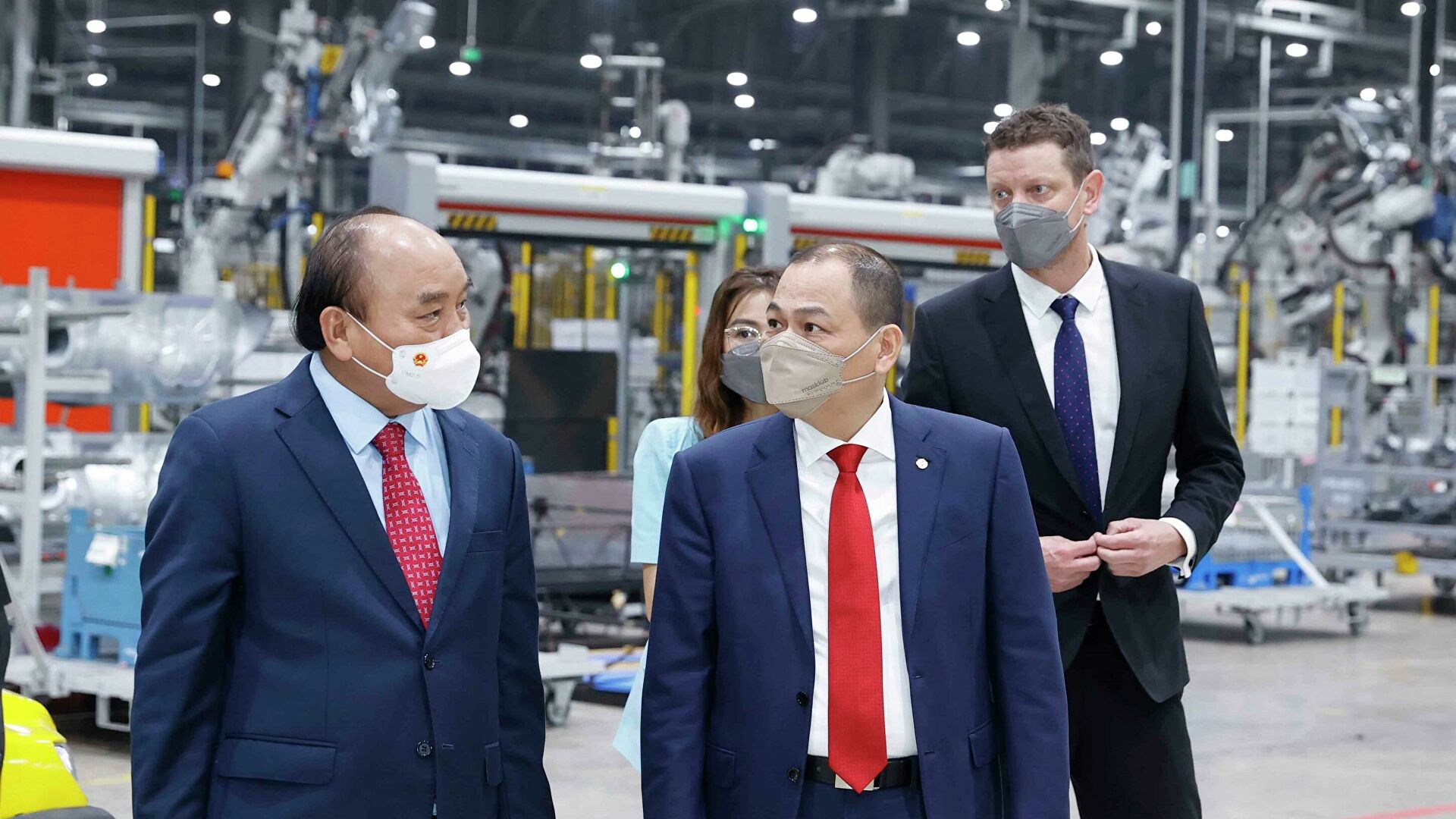 Le chef de l État formule ses vœux à Hai Phong, visite l’usine Vinfast