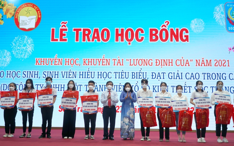 Remise de la bourse Luong Dinh Cua à 340 élèves de la province de Soc Trang