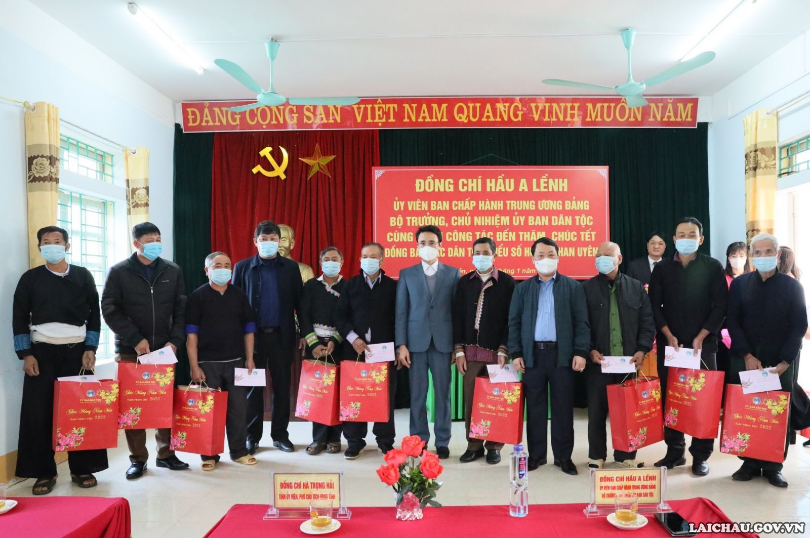 Têt traditionnel cadeaux à des ethnies minoritaires de la province de Lai Châu