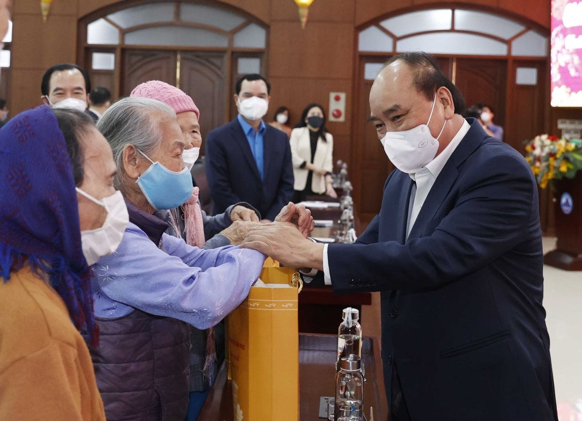 Le président Nguyên Xuân Phuc offre des cadeaux du Têt aux ménages pauvres de Da Nang
