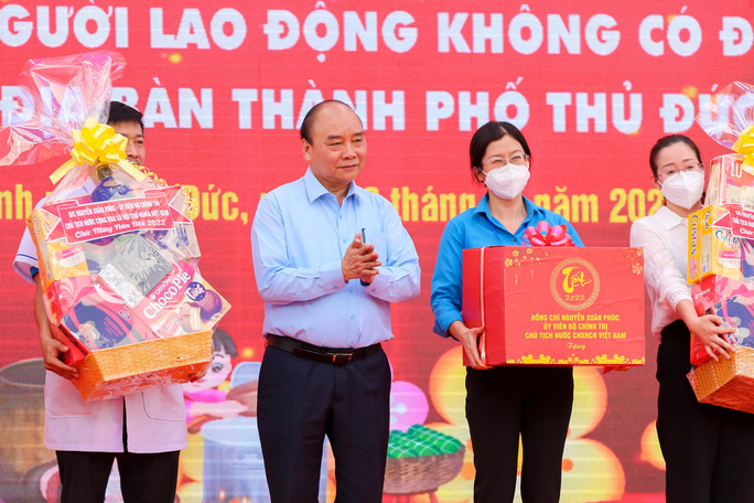 Le président Nguyen Xuan Phuc remet des cadeaux du Têt à des travailleurs à Ho Chi Minh-Ville