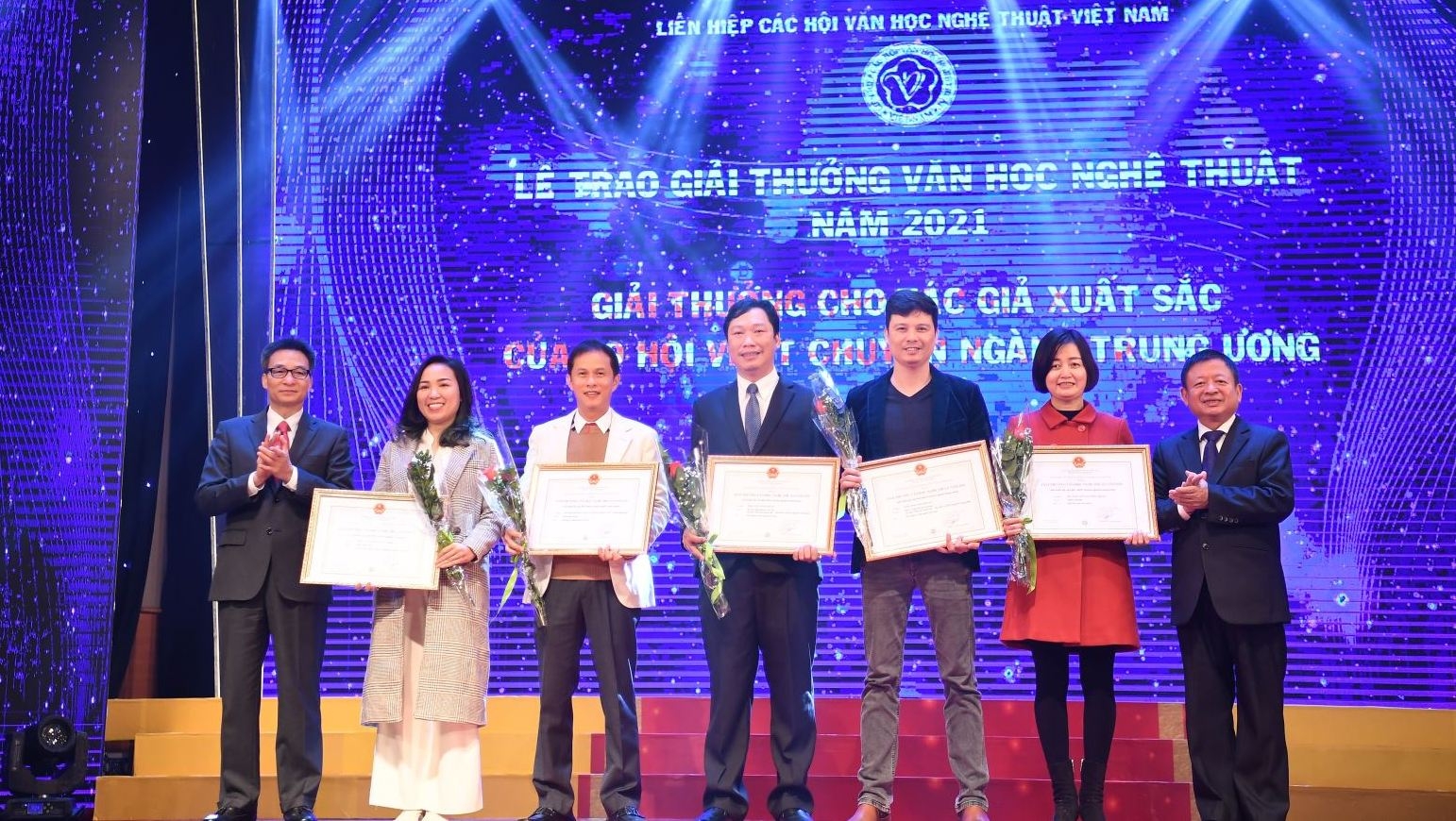 Des lauréats des Prix des arts et des lettres du Vietnam 2021 honorés