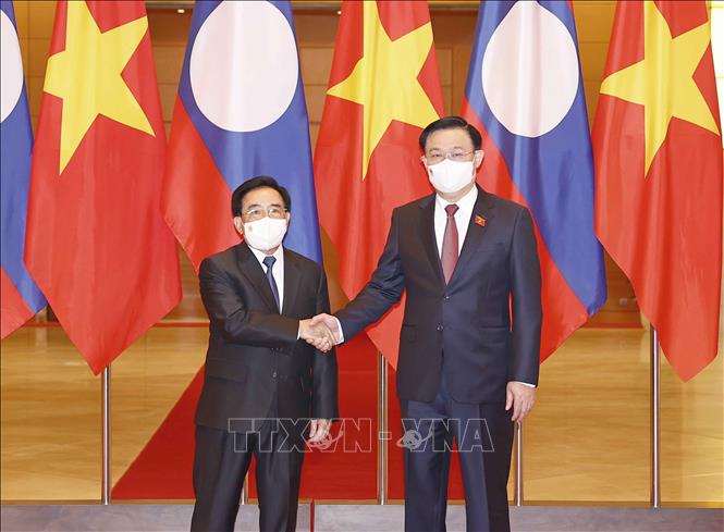 Le président de l’Assemblée nationale rencontre le PM du Laos