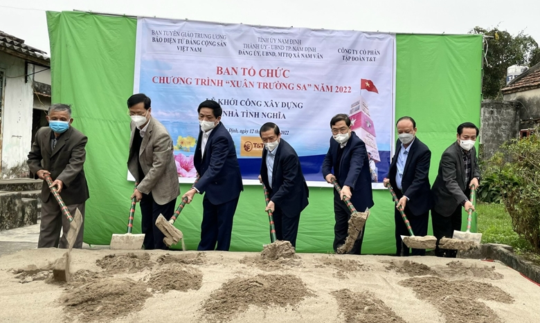 «Printemps de Truong Sa» avec des cadeaux significatifs