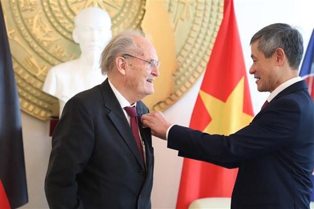 Santé remise de l’Ordre de l’Amitié à un scientifique allemand