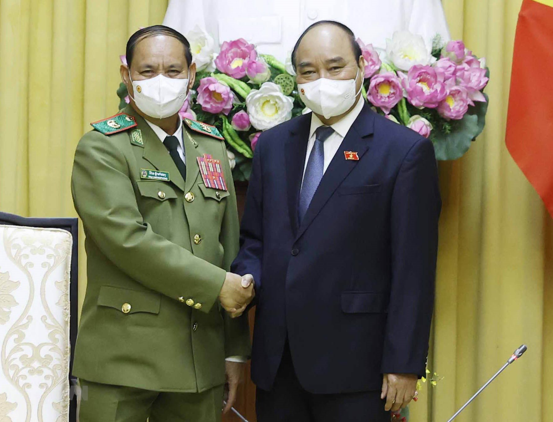 Le président Nguyên Xuân Phuc reçoit le ministre lao de la Sécurité publique