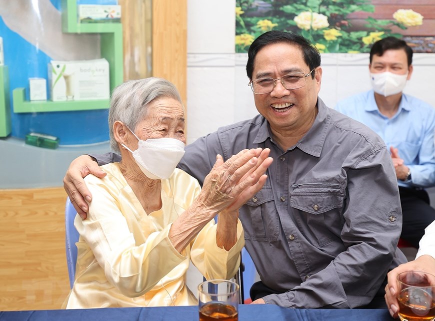Têt Le Premier ministre rend visite à des cadres et habitants de Can Tho et de Vinh Long