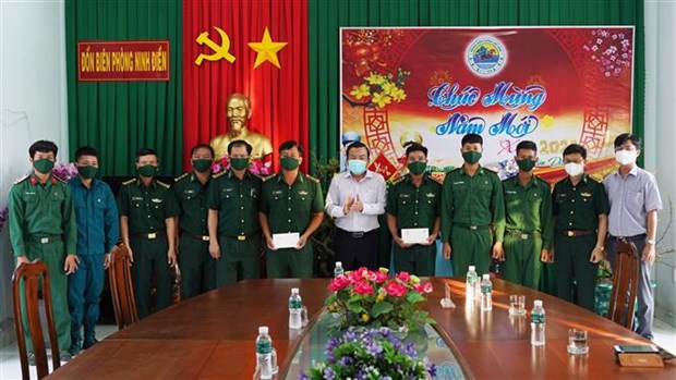 Têt  le président de l’AN offre des cadeaux à des gardes-frontières à Tay Ninh