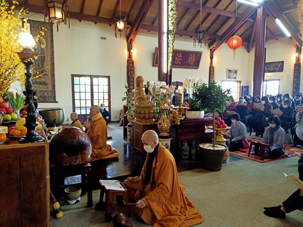 Prières pour la sérénité au monastère zen de Truc Lâm en France