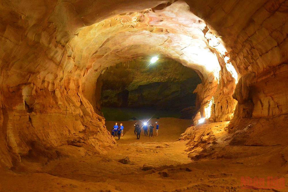 Excursions nocturnes en canoë dans la grotte de Phong Nha