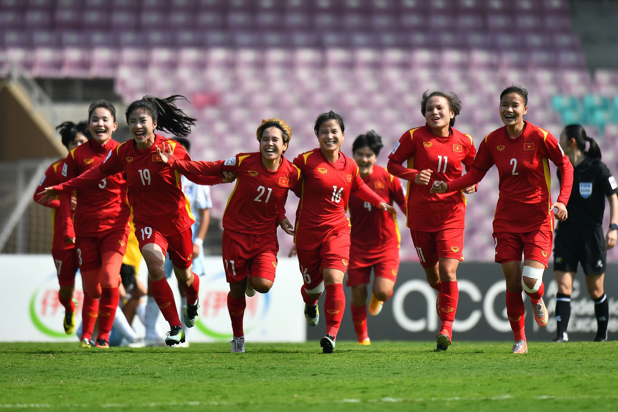 Le président décide de décerner l Ordre du travail à l équipe nationale féminine de football