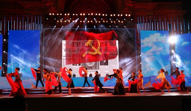 Programme artistique marquant l’anniversaire du Parti à Ho Chi Minh-Ville