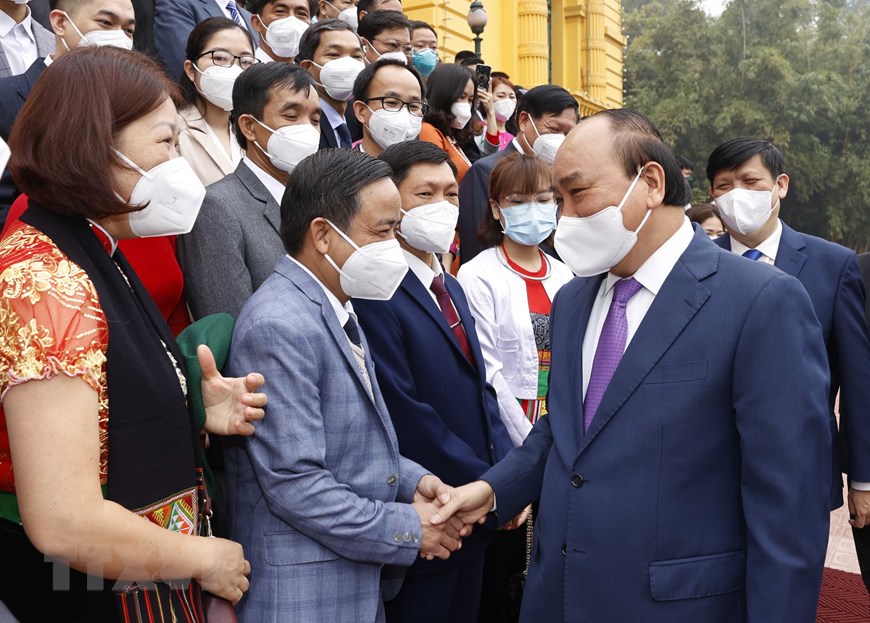 Le président Nguyên Xuân Phuc salue les contributions des agents de santé