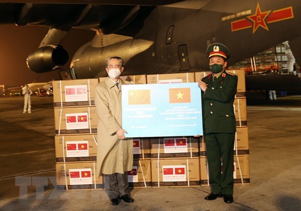 Remise du vaccin Vero-Cell de Chine au ministère de la Défense du Vietnam