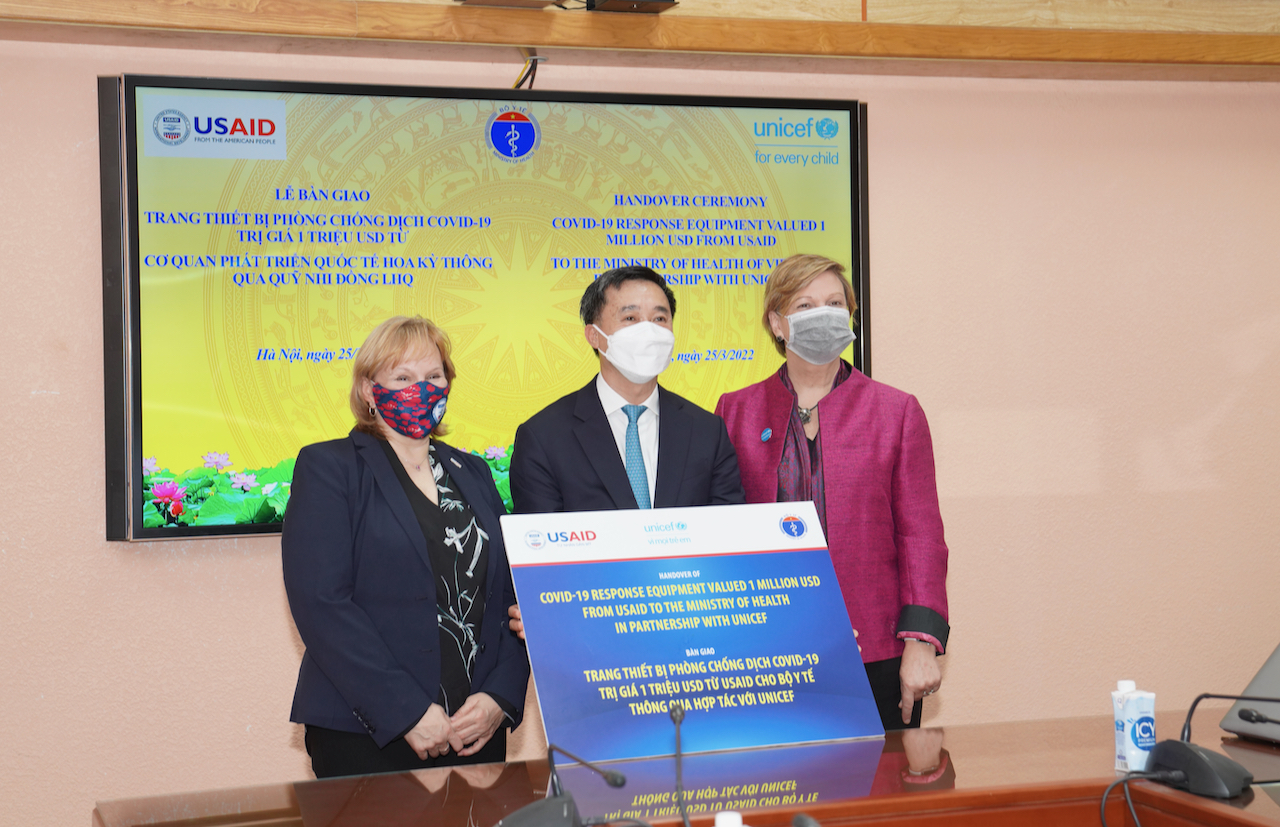 COVID-19 remise des fournitures médicales d une valeur d un million de dollars au Vietnam
