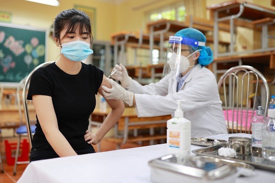 Revoir un ans après la première injection de vaccin contre le COVID-19 au Vietnam