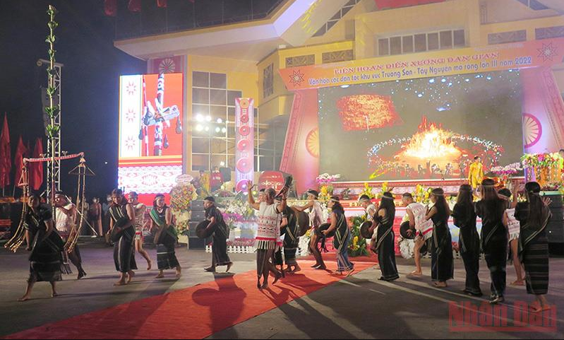 Ouverture du Festival folklorique des groupes ethniques de la région de Truong Son-Hauts Plateaux du Centre