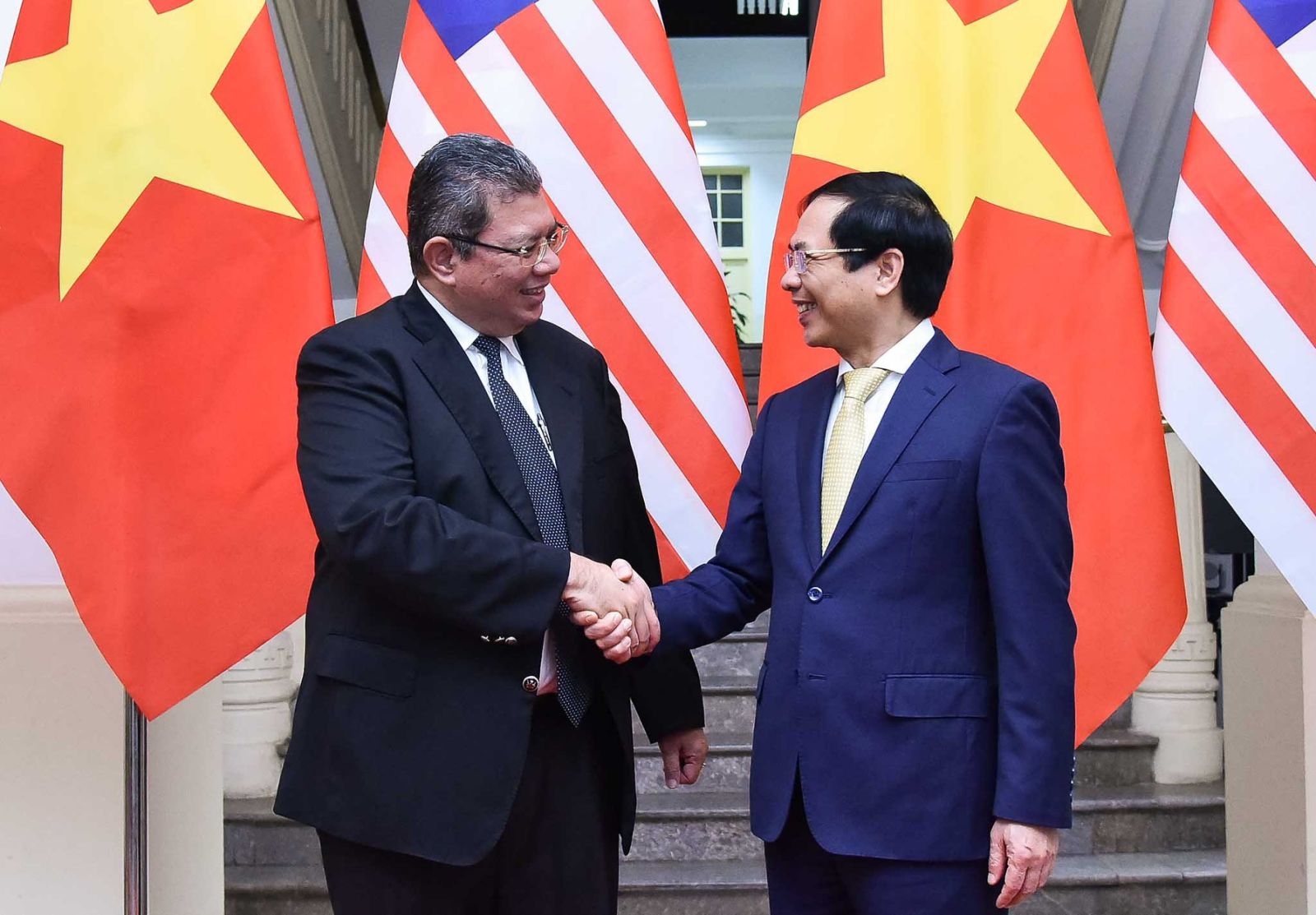 Le ministre des Affaires étrangères Bui Thanh Son s’entretient avec son homologue malaisien