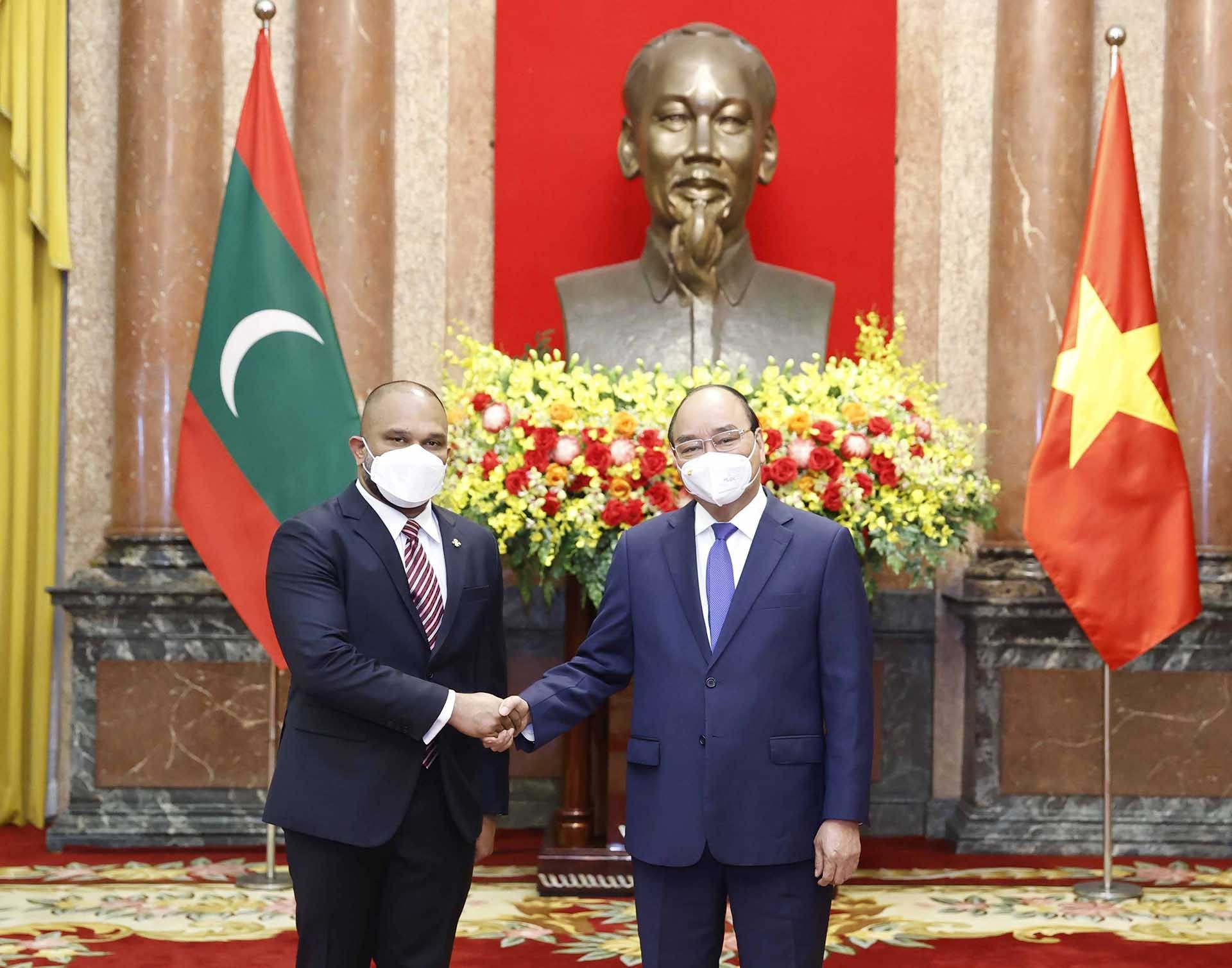 Le président Nguyên Xuân Phuc reçoit cinq ambassadeurs étrangers