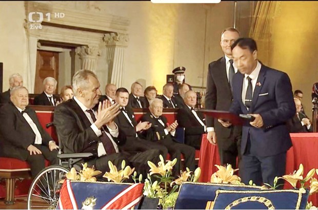 Le premier citoyen tchèque d origine vietnamienne honoré par l État tchèque