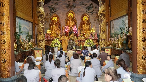 Hommage des Vietnamiens du Laos aux soldats tombés tombés à Gac Ma