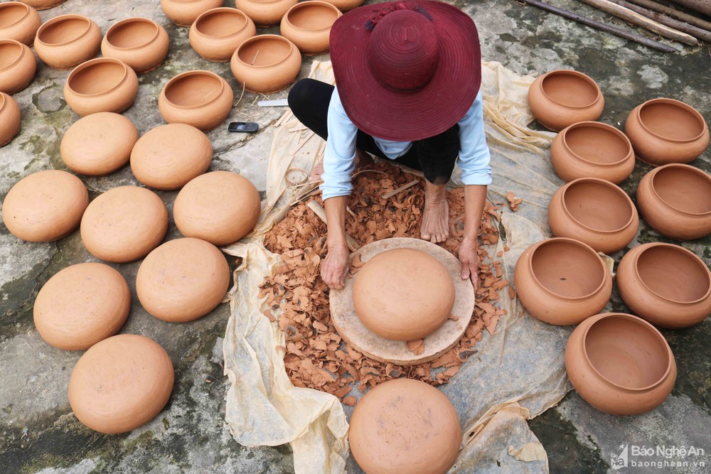 Les gardiennes de la tradition au village des pots de Tru Son