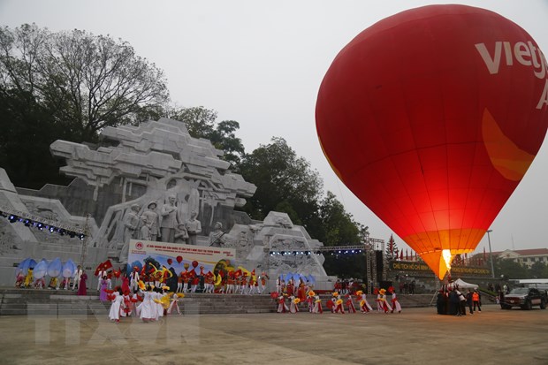 Ouverture de la première édition du Festival international de montgolfières à Tuyen Quang
