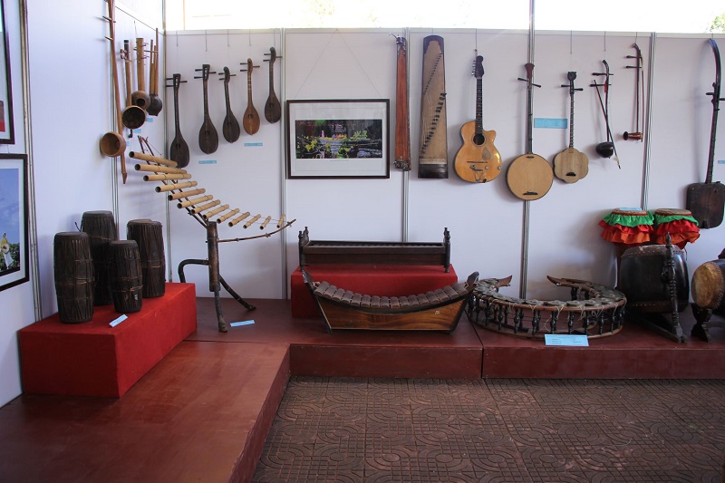Exposition d instruments de musique d ethnies vietnamiennes