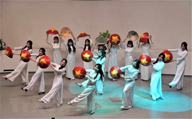 Des enfants vietnamiens en costumes traditionnels défilent à Zurich, en Suisse