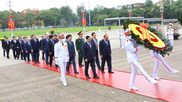 Les dirigeants rendent hommage au Président Hô Chi Minh