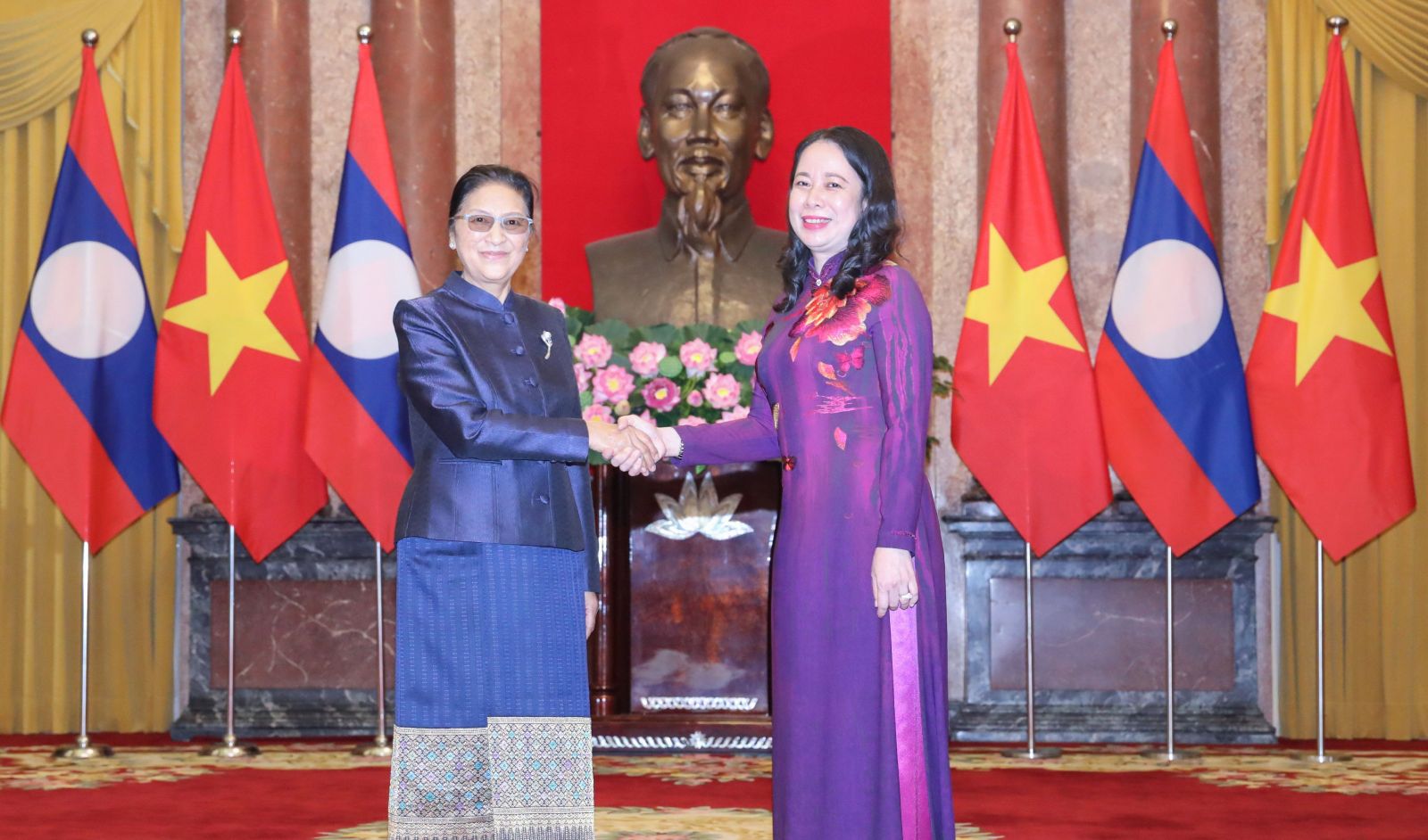 Entretien entre les deux vice-présidentes Vietnam-Laos
