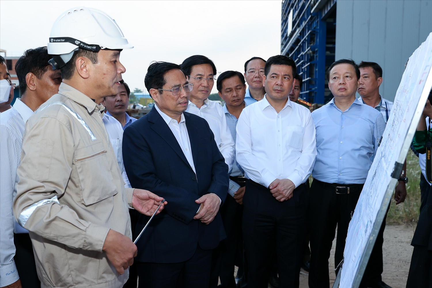 Le Premier ministre inspecte les chantiers du port de Trân Dê et de la centrale thermique de Long Phu I