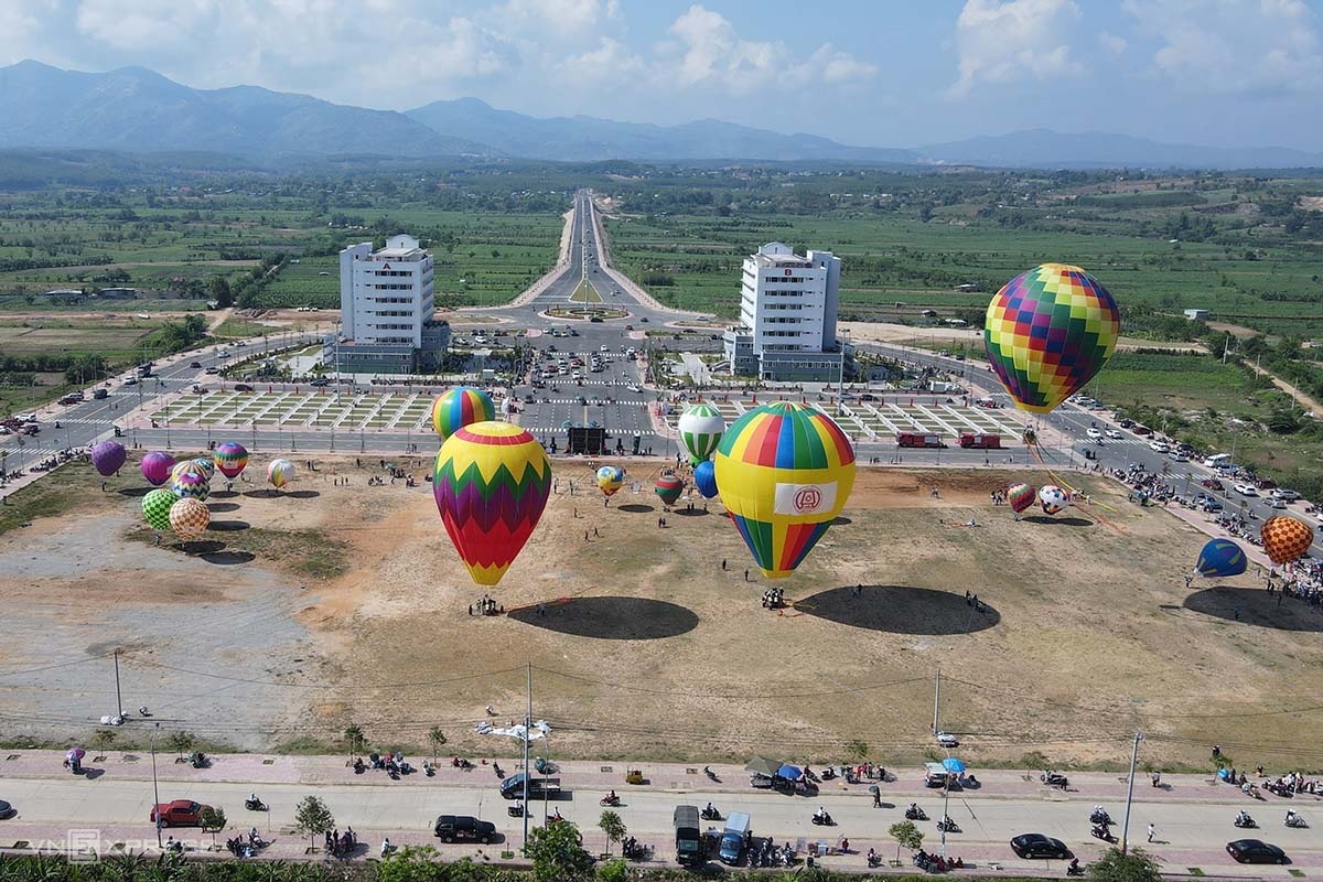 Le premier festival de montgolfières à Kon Tum