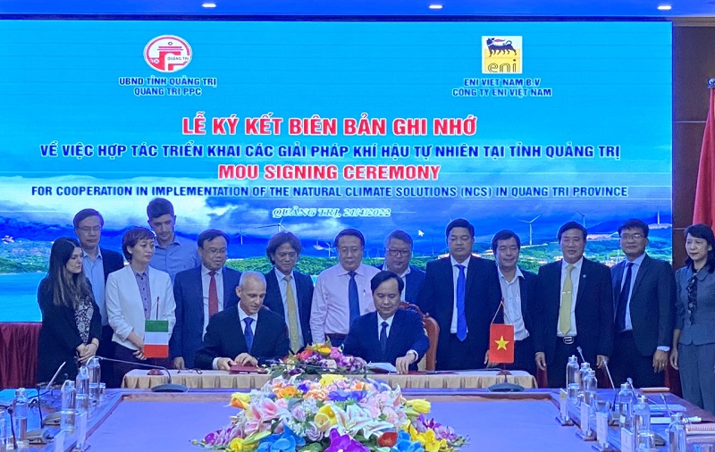 Quang Tri et Eni Group Italie coopèrent pour déployer des solutions climatiques naturelles