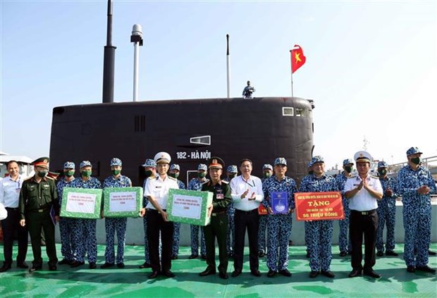 Remise de cadeaux aux soldats et habitants à Truong Sa
