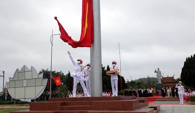 Cérémonie de lever du drapeau national et d inauguration d un mât au drapeau à Cô Tô