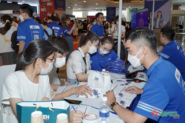 Plus de 5 000 étudiants participent à une foire de l emploi à Ho Chi Minh-Ville