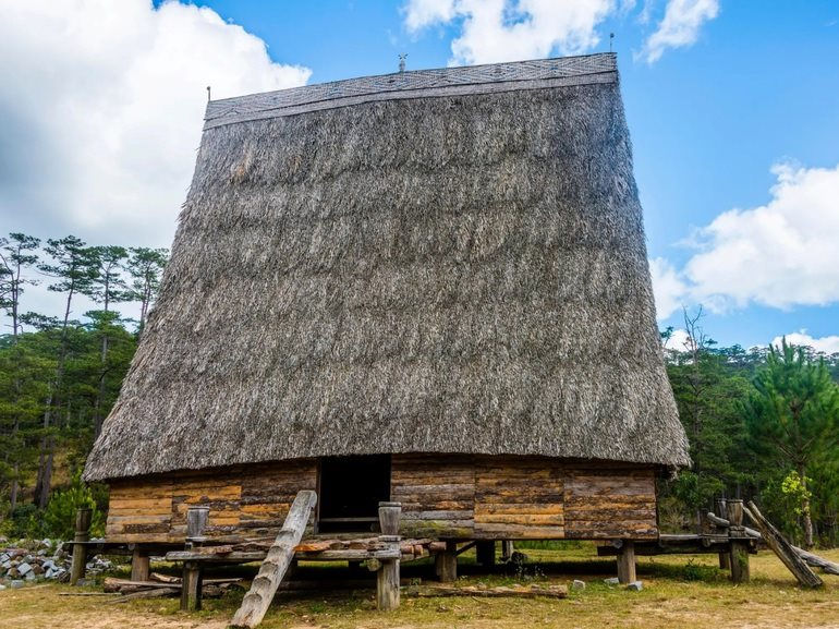 La maison commune des Ba Na apparaît dans un célèbre média en ligne américain