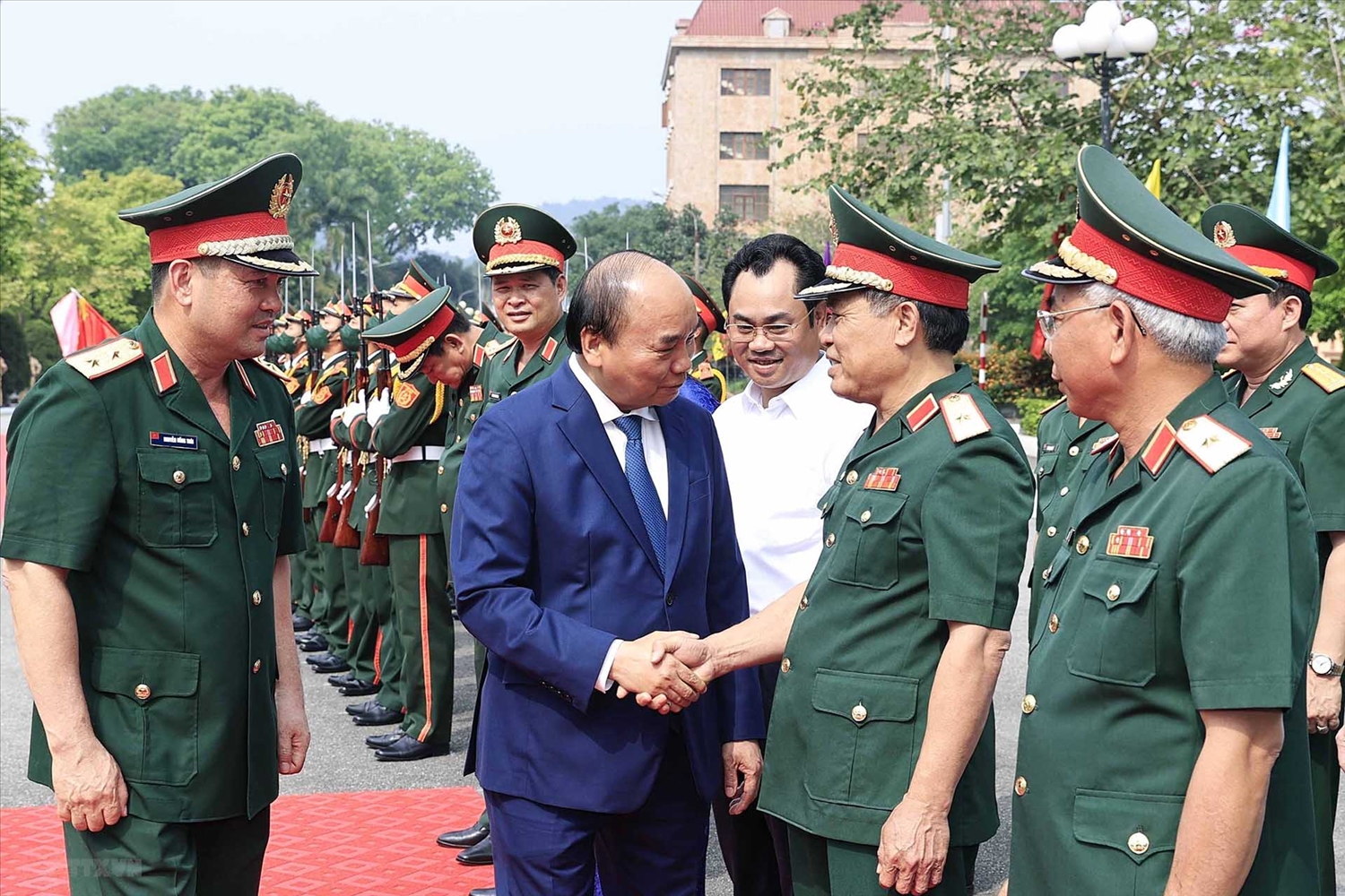 Le président Nguyen Xuan Phuc rend visite aux forces armées de la première zone militaire