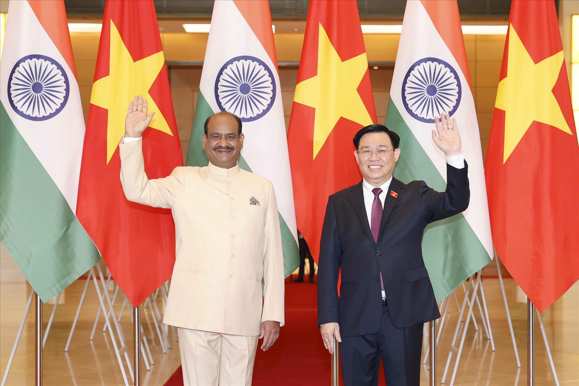 Le président de la Chambre basse indienne termine avec succès sa visite officielle au Vietnam